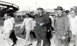 Fidel Castro con Daniel Ortega visita Expocuba.
Foto: Jorge Oller, 4-1-1989
Fid18660
