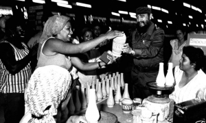 Recorrido de Fidel por la Isla de la Juventud, visita a una fábrica de cerámica. Foto: jorge Oller 