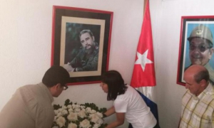  En Chile, egresados de la elam  junto con grupos de solidaridad con Cuba, recordaron la figura de Fidel. foto: EmbacubaChile 