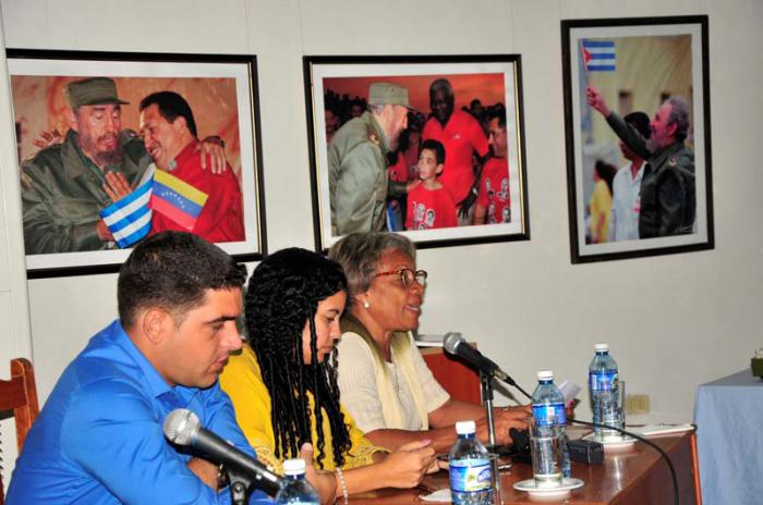 El relato expuesto en 174 páginas constituye un fiel reflejo del homenaje del pueblo a su Comandante. 