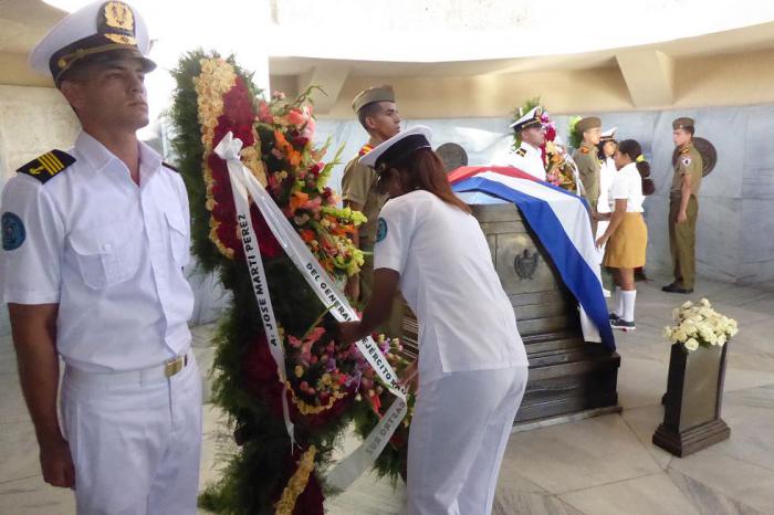 Ofrendas florales del General de Ejército Raúl Castro Ruz, de los Consejos de Estado y de Ministros, y del Pueblo de Cuba, fueron depositadas en el mausoleo de Martí.