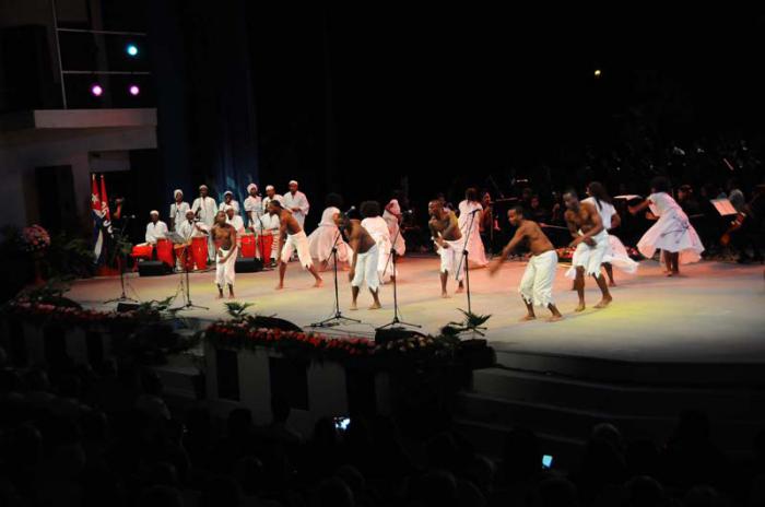 La música, la danza, la poesía y el audiovisual se unieron en un espectáculo que conmovió a los presentes. 
