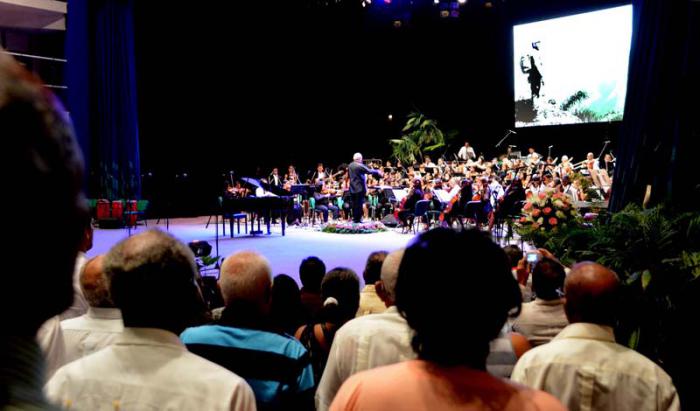 La gala artística que en homenaje a Fidel se realizara en el teatro Heredia de Santiago de Cuba, contó con el talento de artistas consagrados y jóvenes figuras de la escena nacional y local.