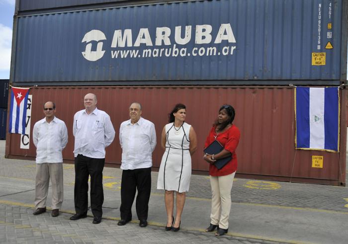 Donacion del pueblo de Nicaragua a Cuba, estando presente de izquierda a derecha Rogelio Sierra, Ridrigo Malmierca Ministro deComercio Exterior e Inversion Extranjera el embajador de Nicaragua en Cuba Sr. Luis Cabrera González