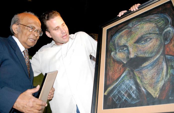 Electo y Luis Morlote, cuando le fue entregado el Premio Maestro de Juventudes. cortesía del autor