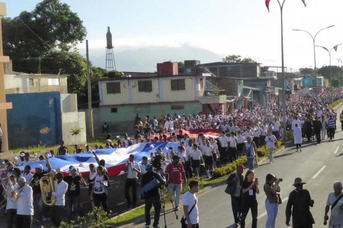 Desde temprano el pueblo salió a las calles para demostrar que Fidel sigue vivo en su pueblo. foto del autor