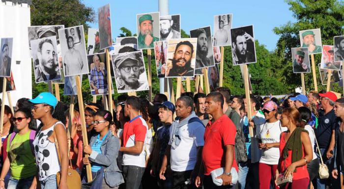 Rinden homenaje a Fidel más de 300 000 santiagueros en nombre de toda Cuba 