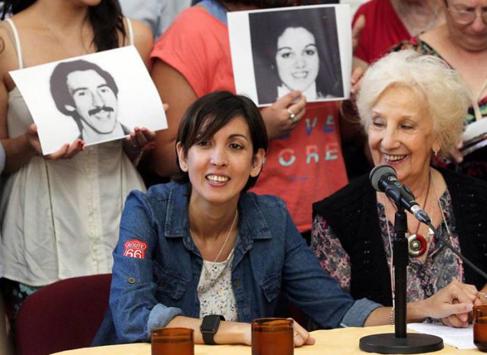 Adriana Garnier Ortolani, la nieta recuperada 126 (izq) junto a Estela de Carlotto. 