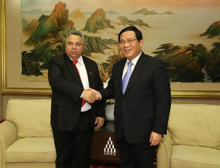 El Secretario General del Comité del Partido Comunista de la Municipalidad de Shanghai, Li Qiang, recibió al secretario general de la Central de Trabajadores, Ulises Guilarte de Nacimiento