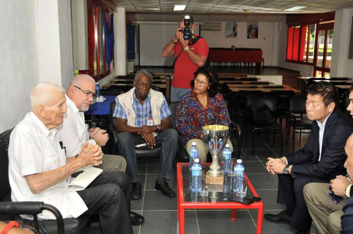 Escuela Nacional de Gimnasia,José Ramón Fernández presidente del Comité Olímpico de Cuba recibe,Sr. Morinari Watanabe presidente de la Federación Internacional de Gimnasia estando presente el Dr. Antonio Becali presidente del Instituto nacional de Deporte,Educación Física,Roberto León Richar vicepresidente del INDER