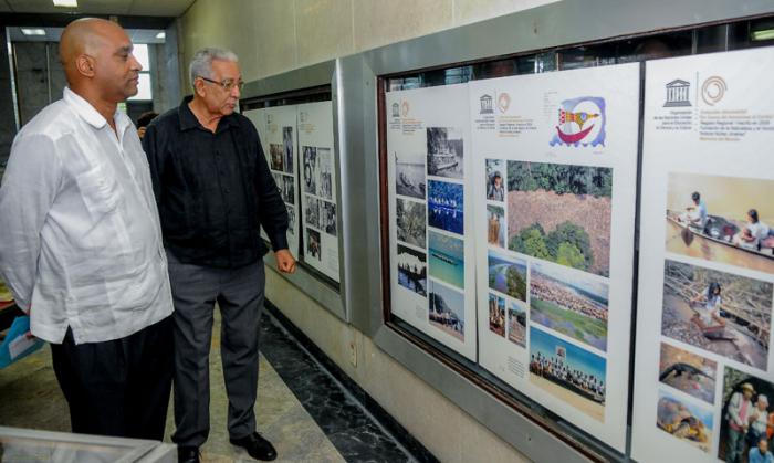 Inaugurada exposición itinerante de la UNESCO en la Biblioteca Nacional José Martí, presidido por el Director de la Biblioteca Dr Eduardo Tòrrez Cuevas, Oscar León, Presidente Comisión Nacional cubana de la UNESCO y la Dra Elena Nàpoles,Oficial a cargo de la oficina de la UNESCO en La Habana.