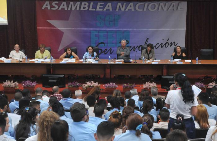 Pleno de la Asamblea Nacional de la FEEM, presidio Miguel Díaz-Canel Bermúdez (C.D), miembro del Buró Político del Comité Central del Partido Comunista de Cuba y Primer Vicepresidente de los Consejos de Estado y de Ministros y Niurbis de la Caridad García Otaño (C), presidenta de la comisión organizadora de la asamblea, en la Villa del Centro de Convenciones de Cojimar, en la Habana del Este