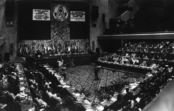 Momento donde interviene Fidel Castro Ruz en la VIII Cumbre del Movimiento de Países No Alineados (Zimbabue, 1986).