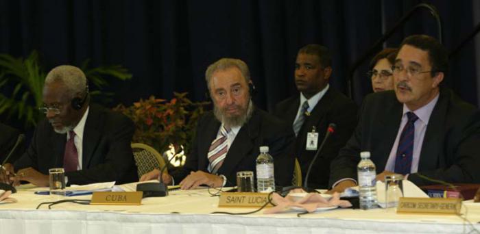 Fidel en la conferencia de prensa que cerró  la  II Cumbre Cuba-Caricom.