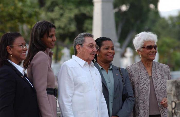Participantes en la III Cumbre Cuba-Caricom rindieron homenaje a José Martí en el cementerio Santa Ifigenia, acompañados de Raúl Castro Ruz.