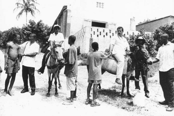 Clínica móvil cubana en Haití (1999).