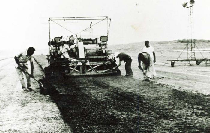 Construcción del aeropuerto internacional de Granada, realizada por trabajadores cubanos.