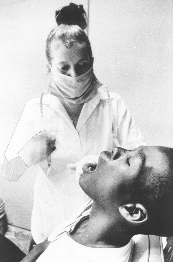 Imagen de la única estomatóloga cubana en Haití en septiembre de 1999.