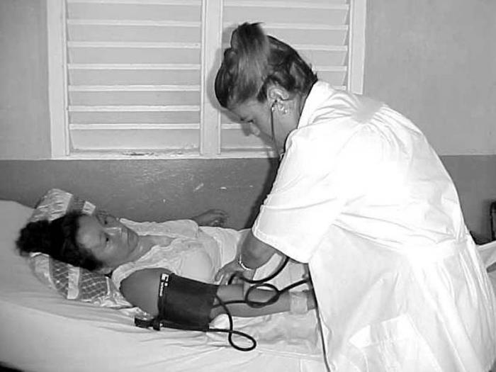 Dra.Tania Pérez colabora en el Hospital Comunitario de Corazal, en Bélice (2002).