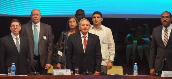 De izquierda a derecha, el Ministro de Relaciones  Exteriores, Bruno Rodríguez Parrilla, el Ministro de Comercio Exterior e Inversión Extranjera Rodrigo Malmierca Díaz y el presidente cubano Raúl Castro Ruz (Caricom-Cuba, 2014).