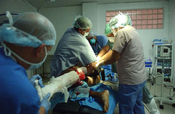 Doctores cubanos en salón de operaciones del hospital de Puerto Principe, Haití (2010).