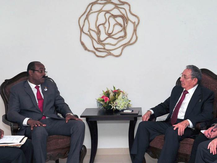 El Primer Ministro de Antigua y Barbuda, Gaston Browne, y Raúl coincidieron en calificar de exitosa la 
VI Cumbre Caricom-Cuba