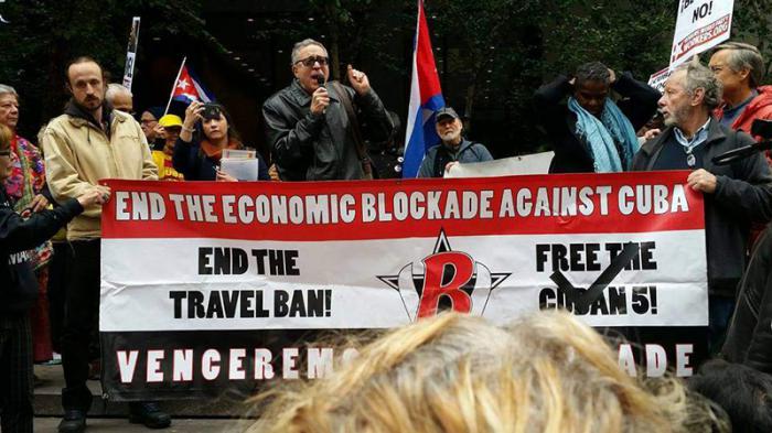 Manifestación de solidaridad con Cuba en New York  después del voto mayoritario en Naciones Unidas condenando al bloqueo económico a Cuba. Nathaniel Peters se encuentra en el extremo izquierdo de la pancarta.