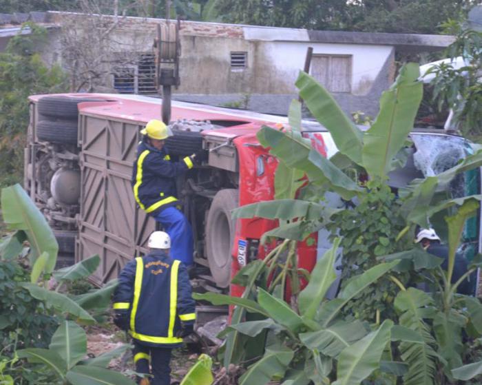 El ómnibus Yutong quedó completamente fuera de la vía.  