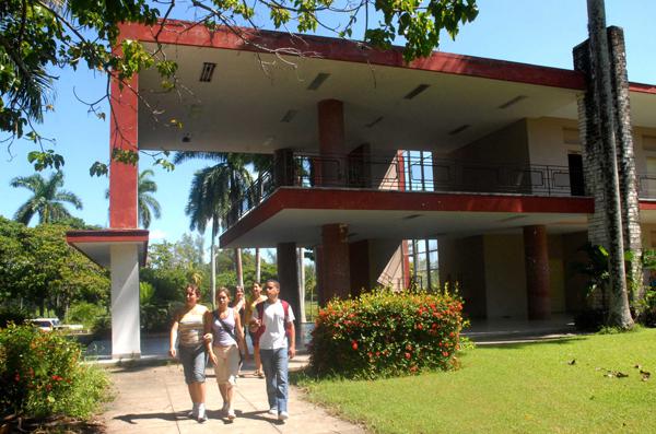 Desde su nacimiento, allí se han formado más de 100 000 alumnos, de los cuales 1 863 fueron jóvenes procedentes de más de 80 países de todos los continentes.  