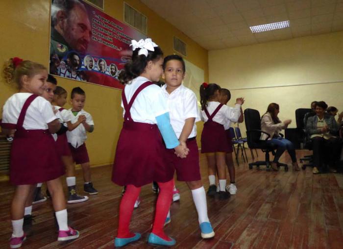Niños y niñas del Círculo Infantil Sol Luminoso deleitaron a los presentes con sus cantos, bailes y graciosas ocurrencias.
