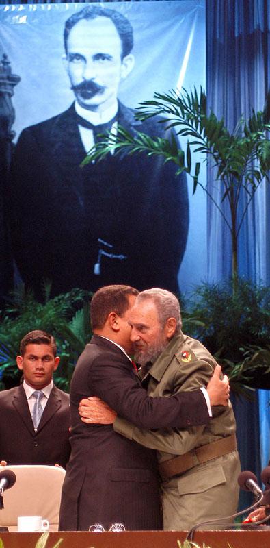 Fidel y Chávez celebran el 10 aniversario de la primera visita del líder venezolano a Cuba en 1994. 