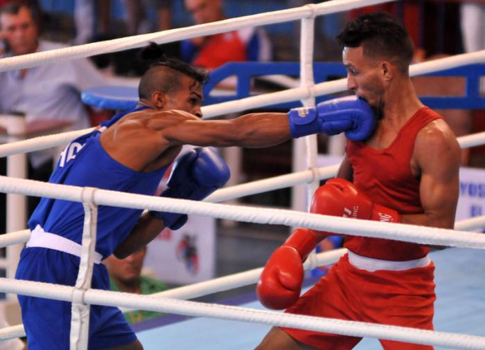 Combate de la division de 64kg, Carlos A. Lopez (rojo), equipo Guantanamo y  Dairon Ramirez (azul),equipo Holguin, en el 56 Toreno Nacional de Boxeo Playa Giron, en la Sala Yara, Santi Spiritu