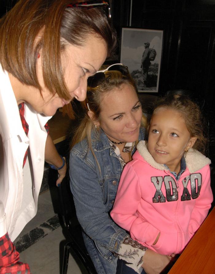 Programa de Implante Coclear, Dra Esp. en Logopedia Idania Valdez Amable (I); Daylen Delgado Leiva (C) madre de Leidi Laura Duran Delgado (D)niña implantada