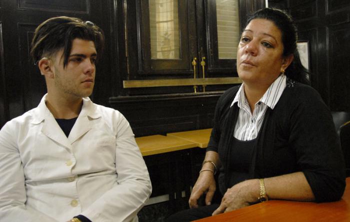 Programa de Implante Coclear, Pablo Montero Chils, estudiante de Estomatologia, joven implantado (I), Nancy Chils, madre del paciente (D)