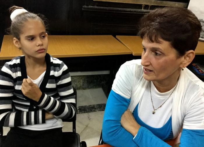 Programa de Implante Coclear, paciente Implantada Ana Barbara Castillo Fabelo, 11 años (I),y la abuela Rebeca Aguada Gonzalez (D)