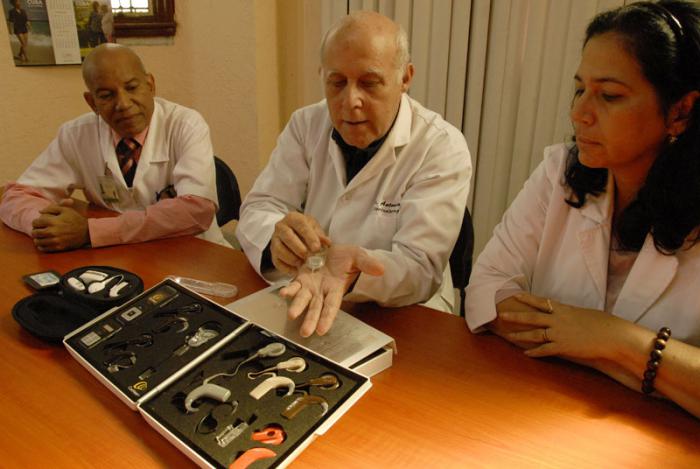 Programa de Implante Cloclear, Manuel Sevia Salas  Dr.Esp. de segundo grado en Otorrino Laringologia, Otocirujano(I), Antonio Paz Dr.Esp. de segundo grado en Otorrino Laringologia, Otocirujano(C), Sandra Bermejo Guerra Dr.Esp. en Otorrino Laringologia,Audiologa(D)