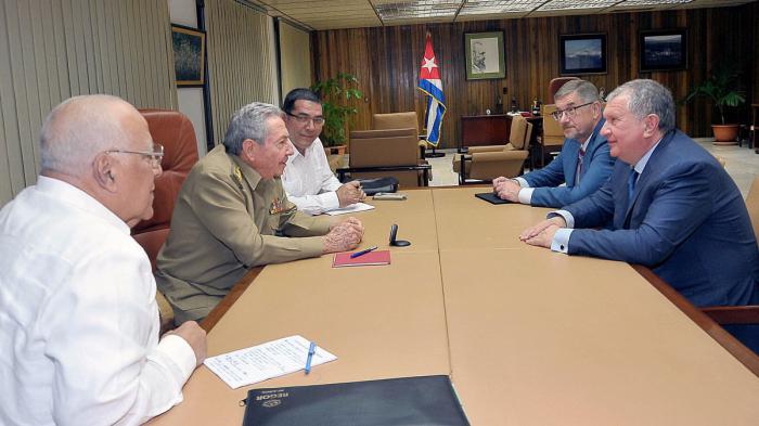 El General de Ejército Raúl Castro Ruz, Presidente de los Consejos de Estado y de Ministros, recibió en la noche de este sábado, en la sede del Comité Central del Partido Comunista, al señor Igor Sechin, Presidente de la empresa petrolera rusa Rosneft.

