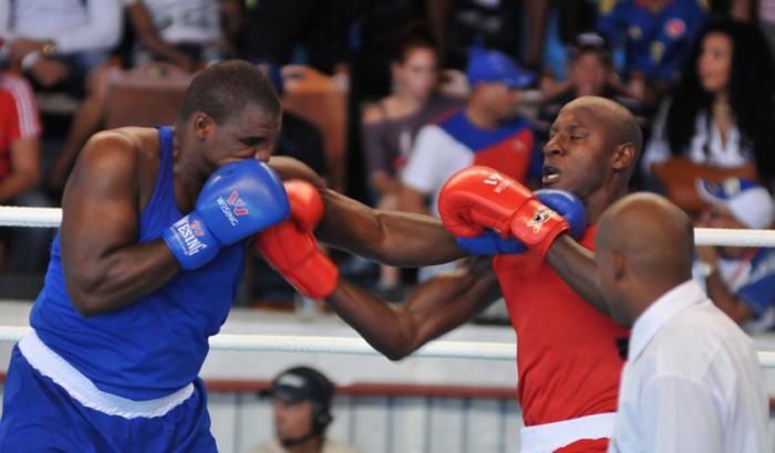 Combate de la división de +91kg, Erislandy Savón (rojo), equipo Guantánamo y Adonisbel Iznaga (azul),equipo Matanzas, en el 56 Torneo Nacional de Boxeo Playa Girón, en la Sala Yara, Sancti Spíritus