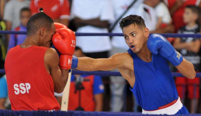Combate de la division de 56kg, Osvaldo Diaz (rojo), equipo Santi Spiritus y Robeisy Ramirez (azul),equipo Cienfuegos, en el 56 Toreno Nacional de Boxeo Playa Giron, en la Sala Yara, Santi Spiritu