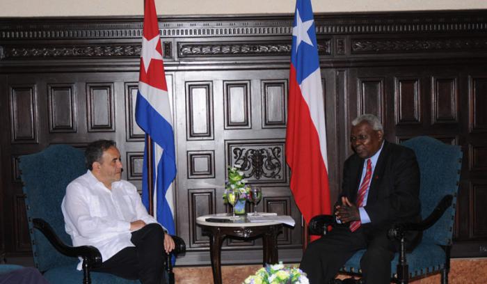 Esteban Lazo Hernández, presidente de la Asamblea Nacional del Poder Popular (Parlamento), recibe en la sede del Legislativo cubano a Fidel Espinoza Sandoval (izquierda), presidente de la Cámara de Diputados de Chile.