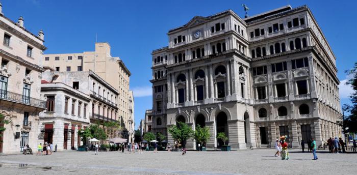 Edificio de la Lonja del Comercio en la Plaza de las Palomas en la Habana Vieja.