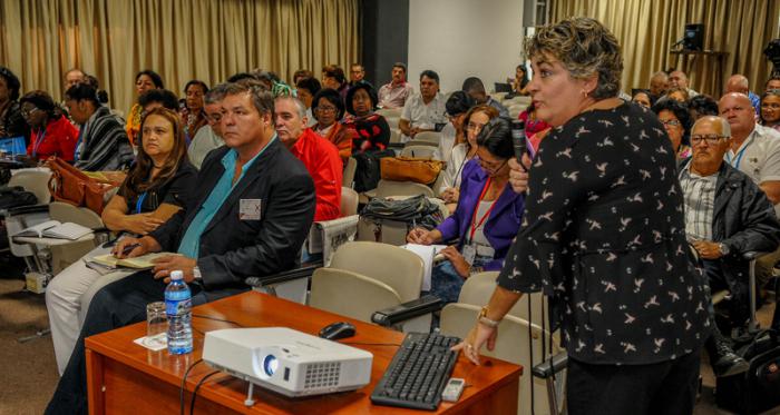 Déborah Rivas Saavedra, directora general de Inversión Extranjera del Mincex, rindió cuenta a los diputados de la Comisión de Asuntos Económicos.