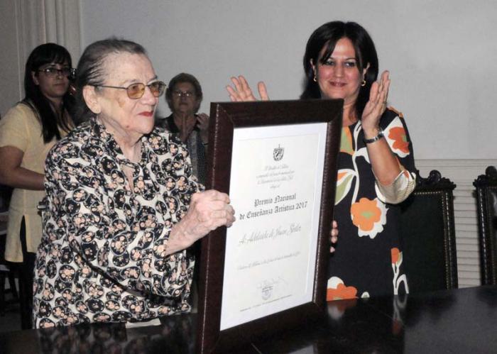 Entraga del Premio Nacional de la Enseñanza Artística a Adelaida de Juan por Maria Elena Salgado Vice Ministra de Cultura (de Izquierda a derecha).