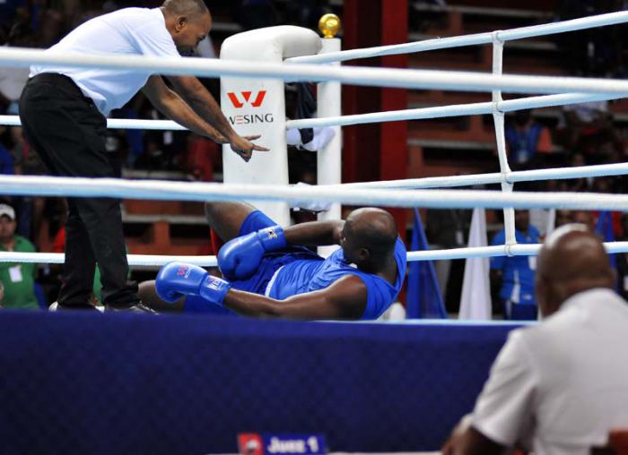 Combate división +91kg, Ricardo Agüero (azul), equipo Camagüey , 56 Torneo Nacional de Boxeo Playa Girón, en la Sala Yara, Santi Spíritus.