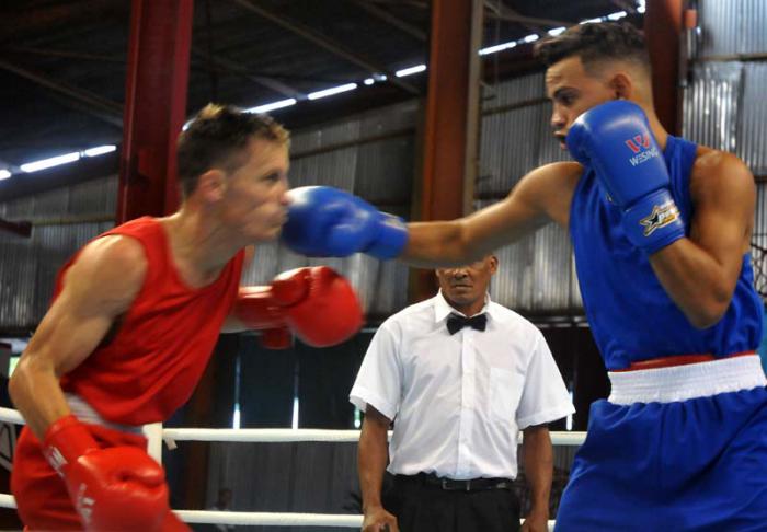 Combate de la división de 56kg, Leonel Álvarez (rojo), equipo Las Tunas y Robeisy Ramírez (azul), equipo de Cienfuegos, en el 56 Torneo Nacional de Boxeo Playa Girón, en la Sala Yara, Santi Spíritus.