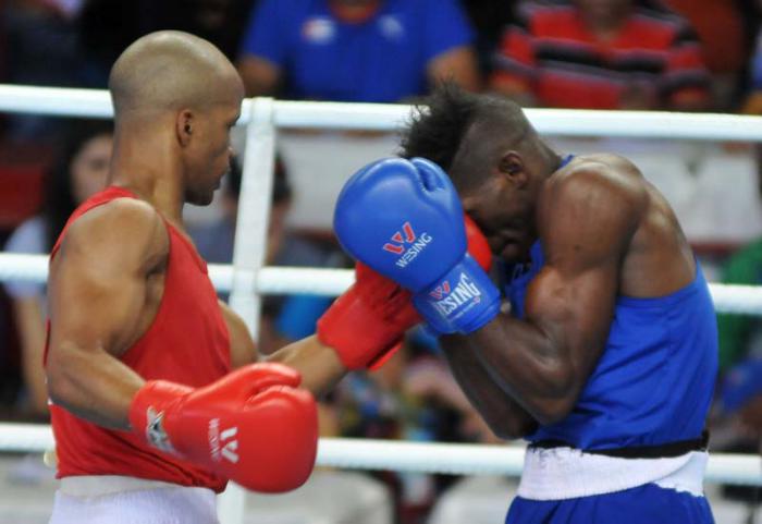 Combate de la division de 69kg, Rosniel Iglesias (rojo), equipo Pinar del Rio y Arisnoide Despaigne (azul),equipo Matanzas, en el 56 Toreno Nacional de Boxeo Playa Giron, en la Sala Yara, Santi Spiritus.