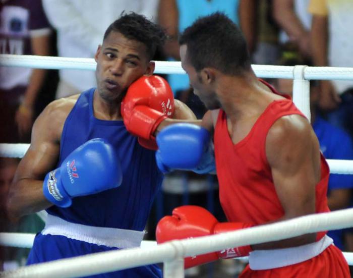 Combate de la división de 60kg, Lázaro Álvarez (rojo), equipo Pinar del Río y Armando Martínez (azul), equipo Habana, en el 56 Torneo Nacional de Boxeo Playa Girón, en la Sala Yara, Santi Spíritus.