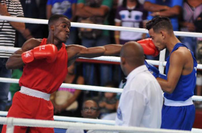 Combate de la división de 56kg, Osvel D. Caballero (rojo), equipo Mayabeque y Robeisy Ramírez (azul), equipo Cienfuegos, en el 56 Torneo Nacional de Boxeo Playa Girón, en la Sala Yara, Santi Spíritus.
