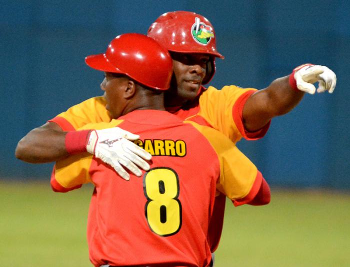 Beisbol-Serie 57 IND vs MTZ jugada en segunda base YASIEL SANTOYA ZULUETA