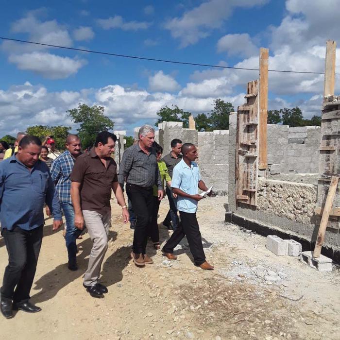 Durante su visita a Los eucaliptos Díaz-Canel dialogó con los pobladores y conoció las especificidades de las construcciones de mampuesto. 
Foto de la autora